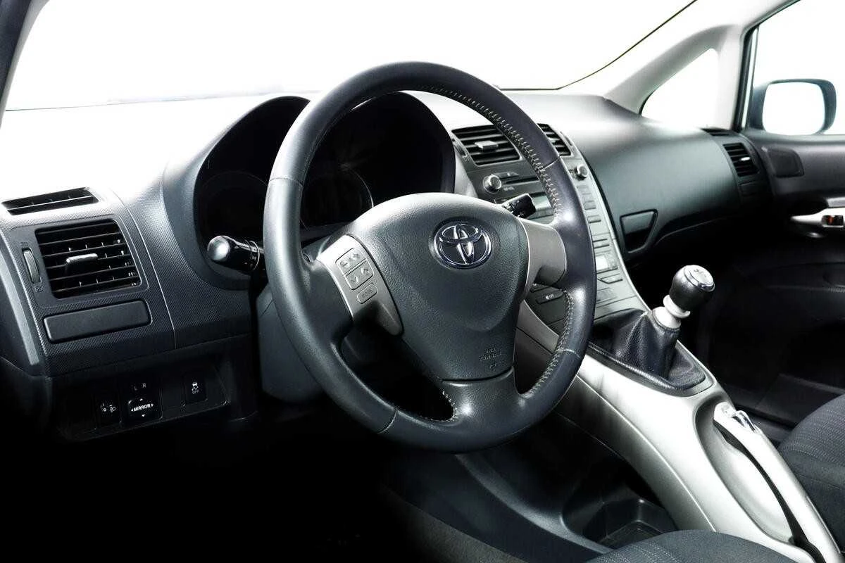 TOYOTA AURIS, Серебряный, 2009, Механическая, 90 л.с., цена от 552 000 руб.