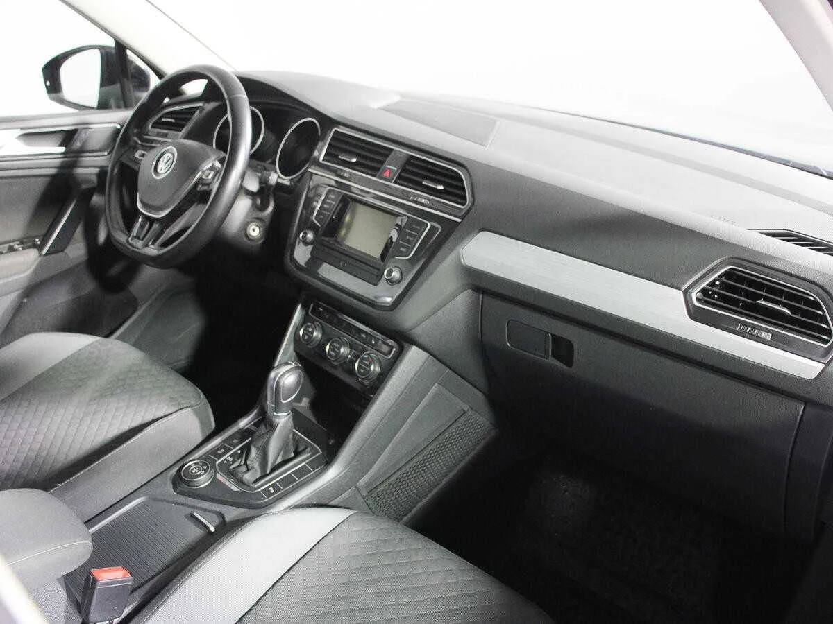 VOLKSWAGEN TIGUAN, Черный, 2017, Робот, 180 л.с., цена от 1 395 200 руб.