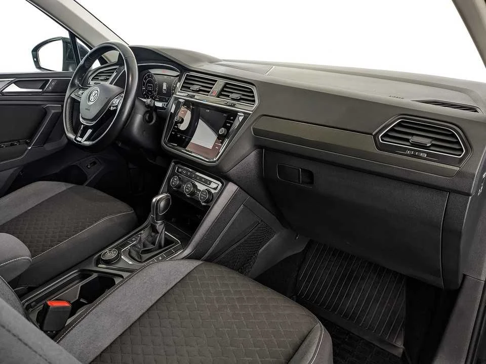 VOLKSWAGEN TIGUAN, Черный, 2018, Робот, 180 л.с., цена от 1 648 000 руб.