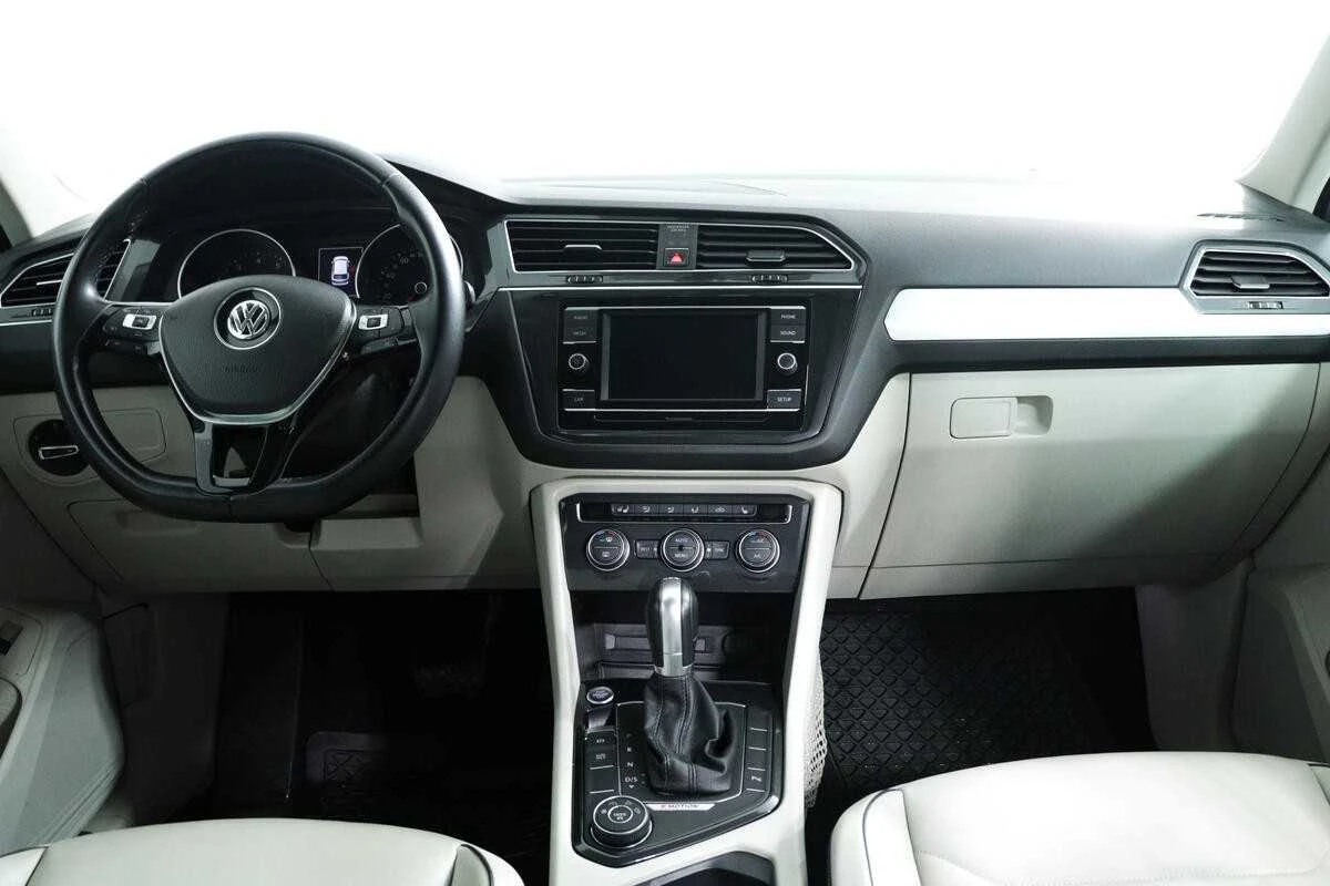 VOLKSWAGEN TIGUAN, Серебряный, 2018, Робот, 150 л.с., цена от 1 574 400 руб.