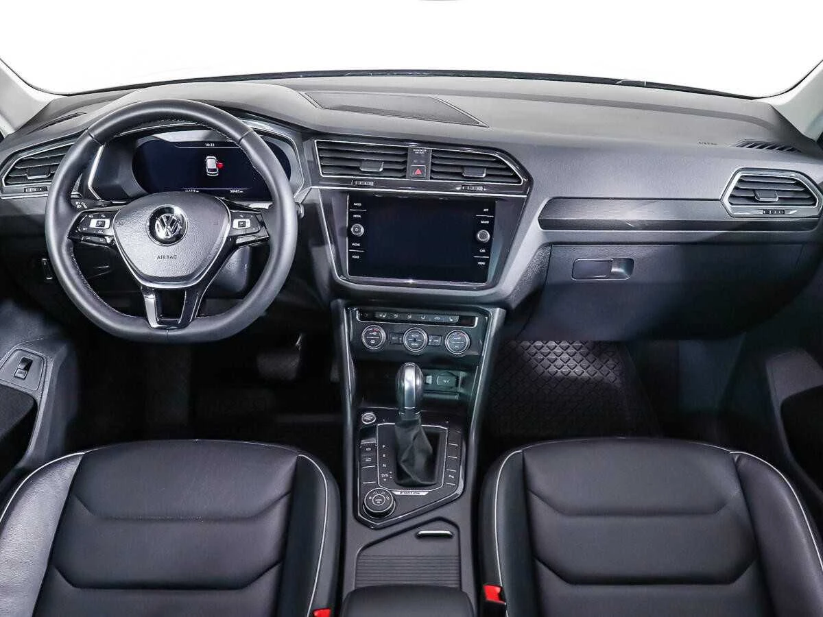 VOLKSWAGEN TIGUAN, Серебряный, 2018, Робот, 180 л.с., цена от 2 112 000 руб.