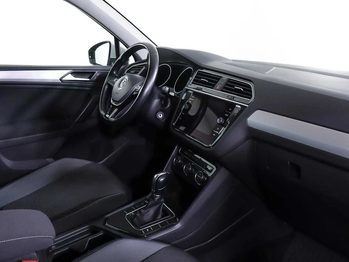 VOLKSWAGEN TIGUAN, Белый, 2019, Робот, 150 л.с., цена от 1 145 600 руб.