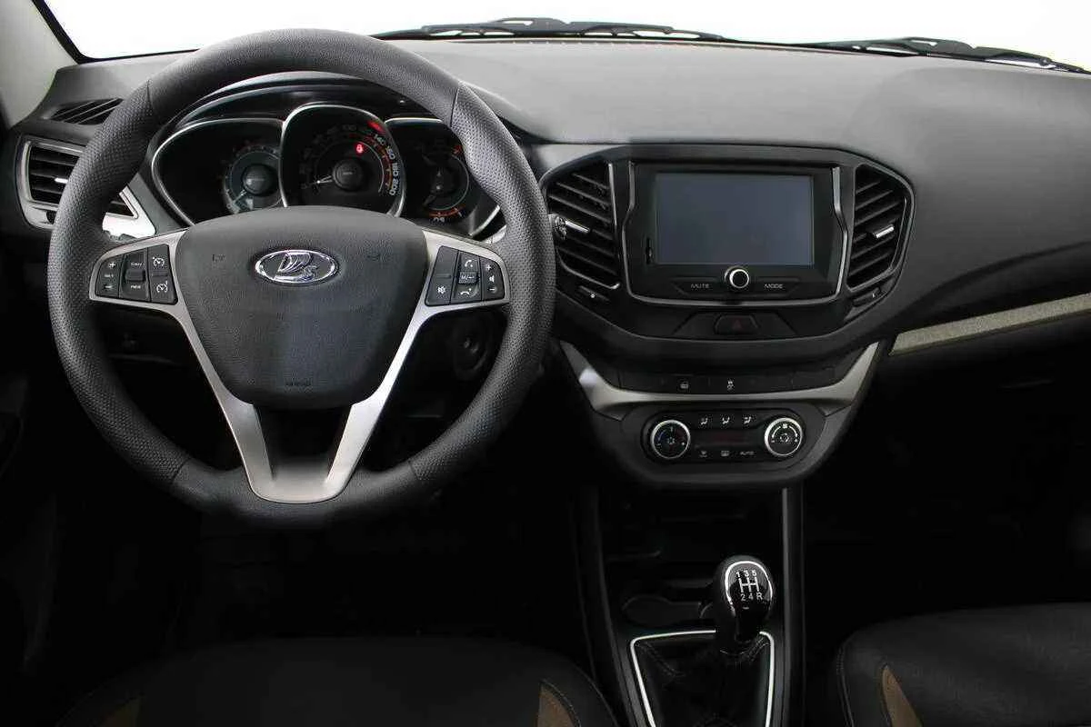 LADA Vesta, Серебряный, 2017, Механическая, 122 л.с., цена от 471 000 руб.