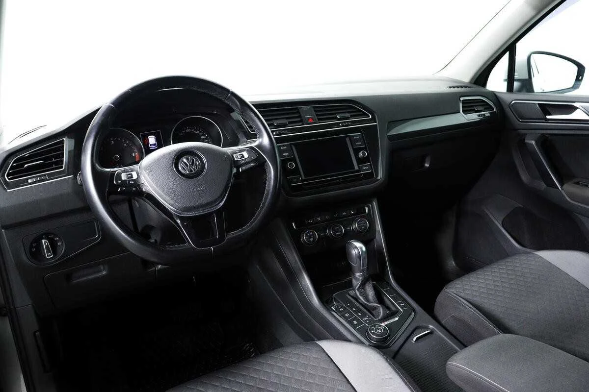 VOLKSWAGEN TIGUAN, Серебряный, 2017, Робот, 150 л.с., цена от 1 692 800 руб.