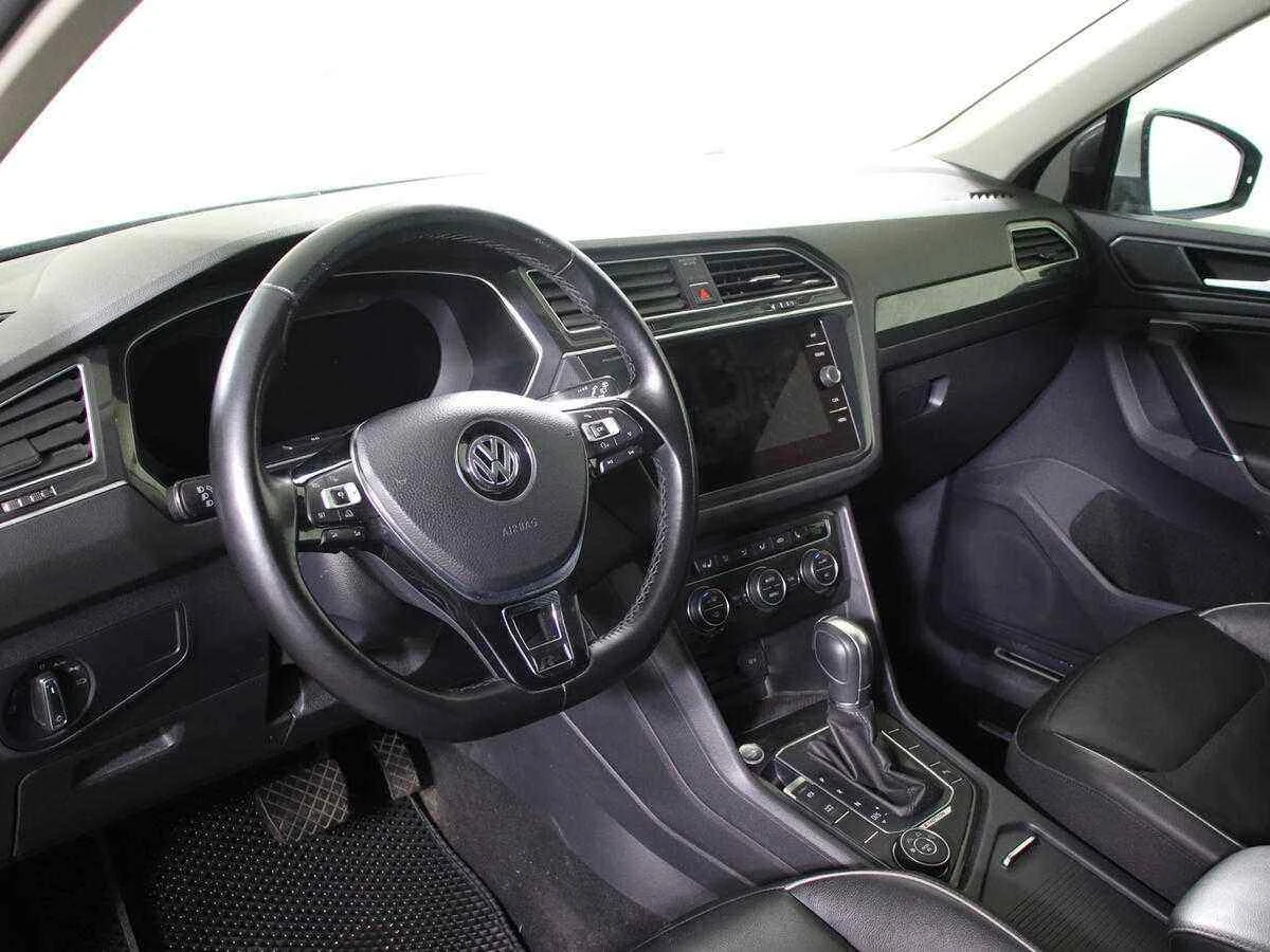 Volkswagen Tiguan, Серебряный, 2017, Робот, 150 л.с., цена от 1 313 000 руб.