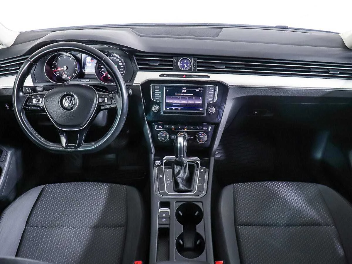 VOLKSWAGEN PASSAT, Белый, 2017, Робот, 150 л.с., цена от 1 129 600 руб.