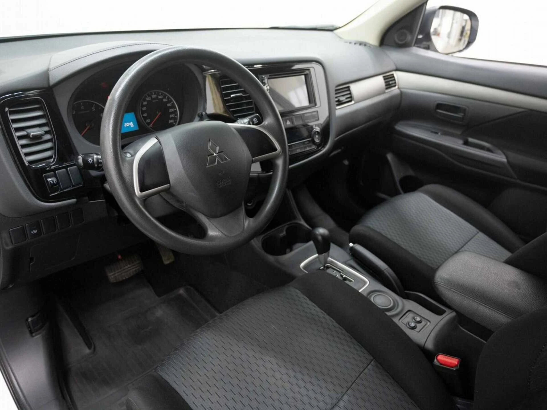MITSUBISHI OUTLANDER, Белый, 2015, Вариатор, 146 л.с., цена от 944 000 руб.