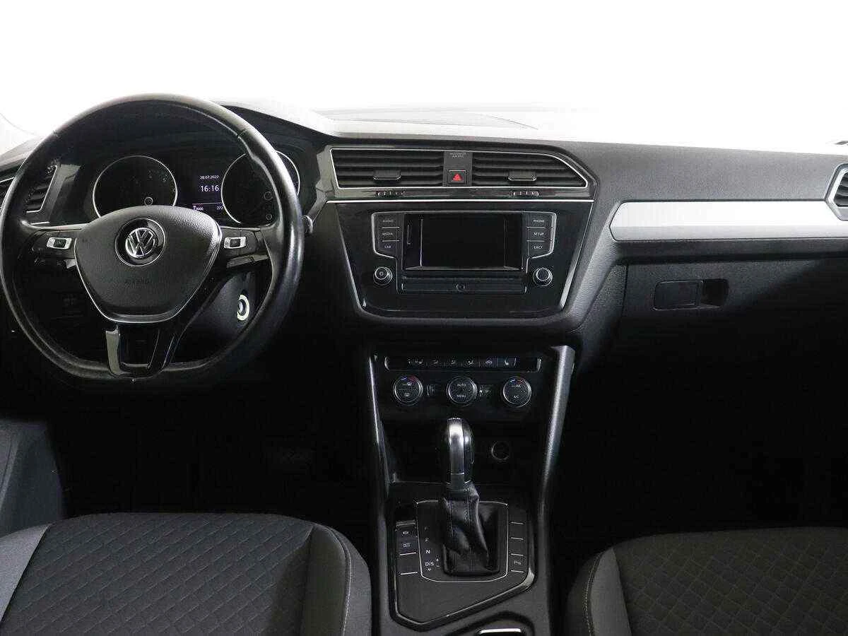 Volkswagen Tiguan, Серебряный, 2017, Робот, 125 л.с., цена от 1 171 000 руб.