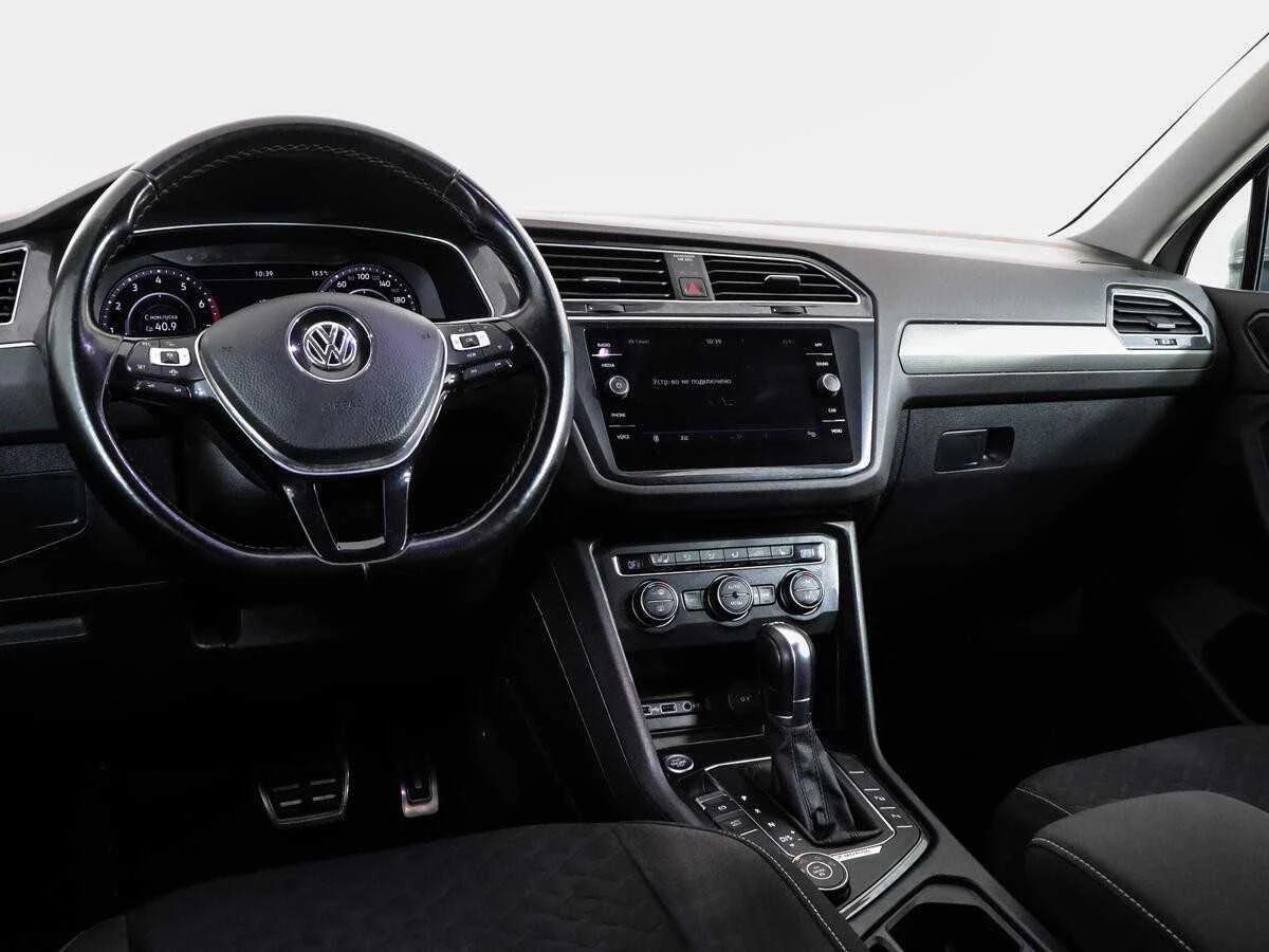 VOLKSWAGEN TIGUAN, Серебряный, 2018, Робот, 150 л.с., цена от 1 458 400 руб.