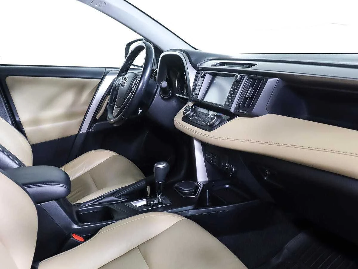 TOYOTA RAV4, Белый, 2017, Вариатор, 146 л.с., цена от 1 800 000 руб.