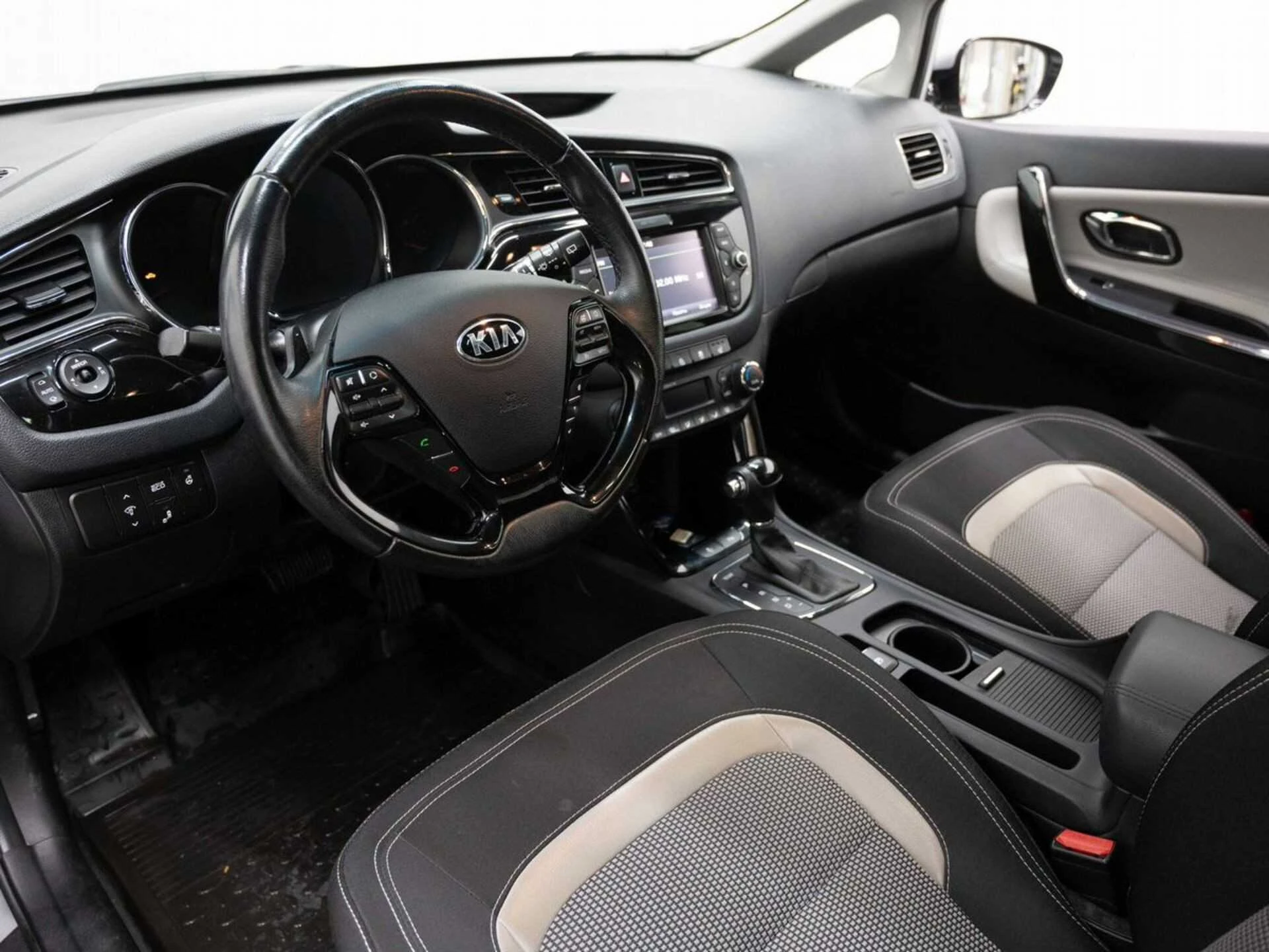 KIA CEED, Серебряный, 2016, Робот, 135 л.с., цена от 1 024 000 руб.