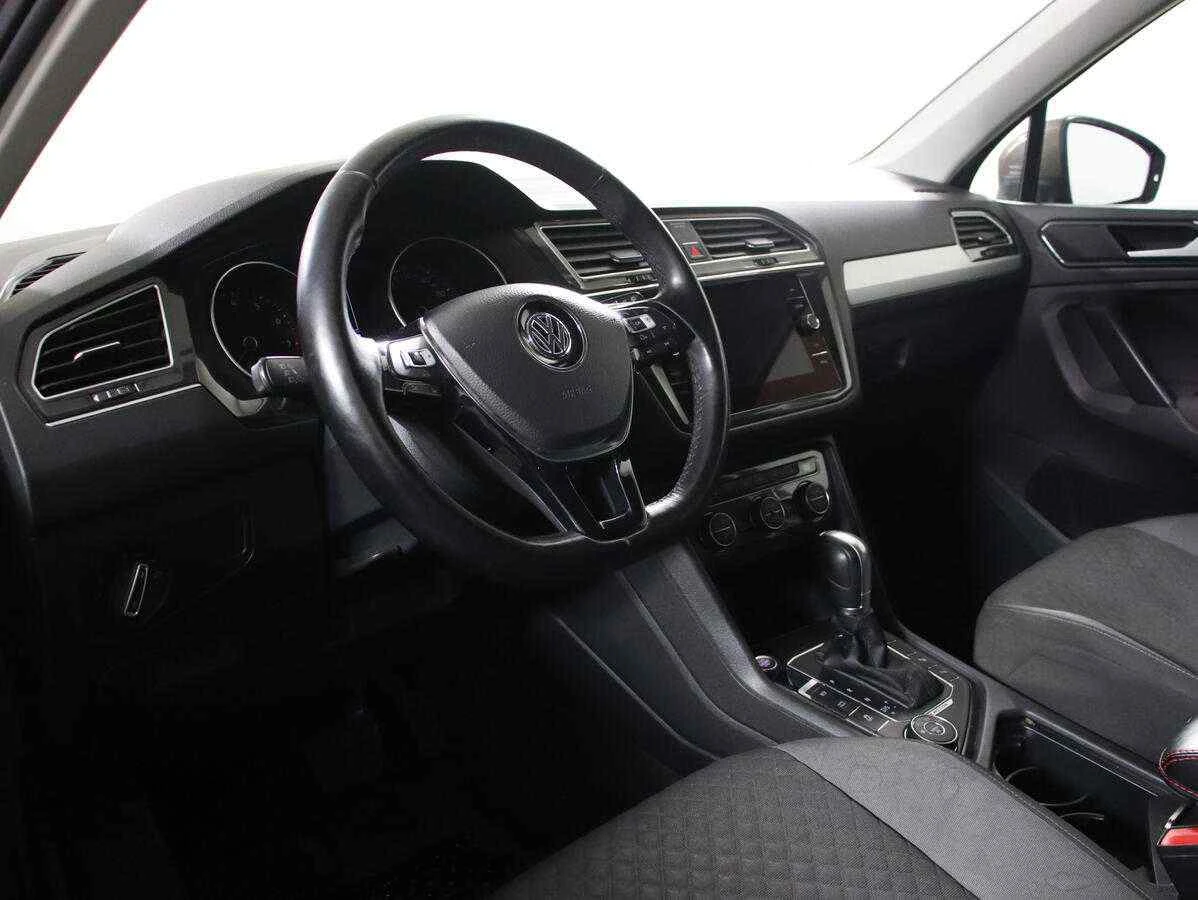 Volkswagen Tiguan, Коричневый, 2019, Робот, 150 л.с., цена от 1 549 000 руб.