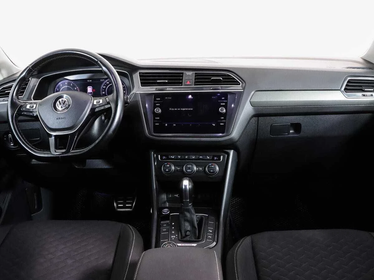 VOLKSWAGEN TIGUAN, Серебряный, 2018, Робот, 150 л.с., цена от 1 458 400 руб.