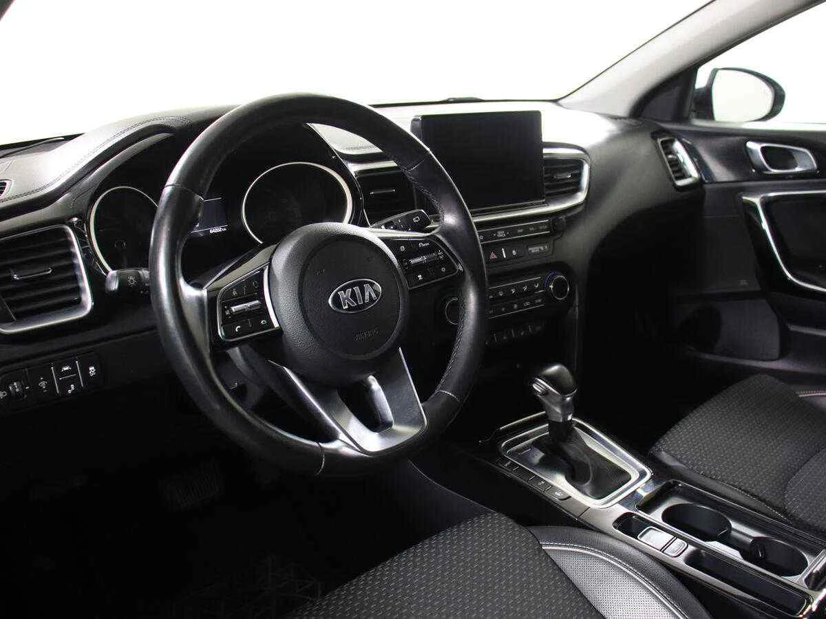 KIA Ceed, Белый, 2018, Робот, 140 л.с., цена от 977 000 руб.