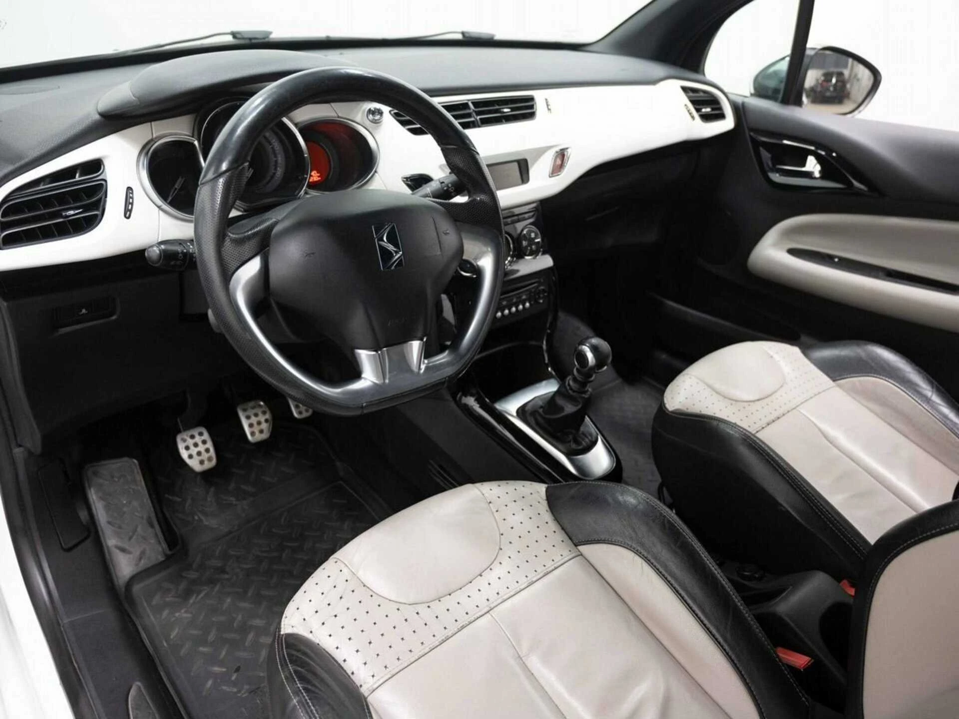 CITROEN DS3, Белый, 2011, Механическая, 150 л.с., цена от 393 600 руб.