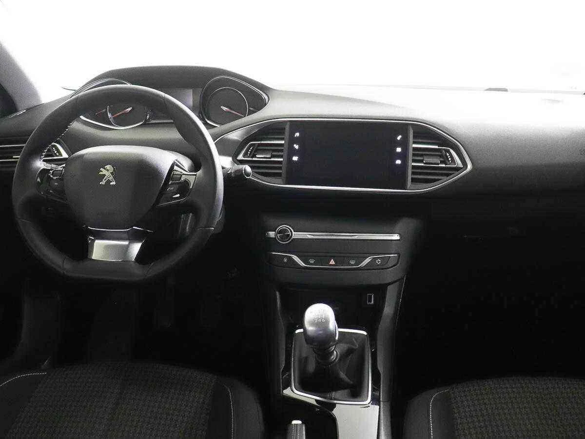 Peugeot 308, Голубой, 2018, Механическая, 131 л.с., цена от 615 000 руб.
