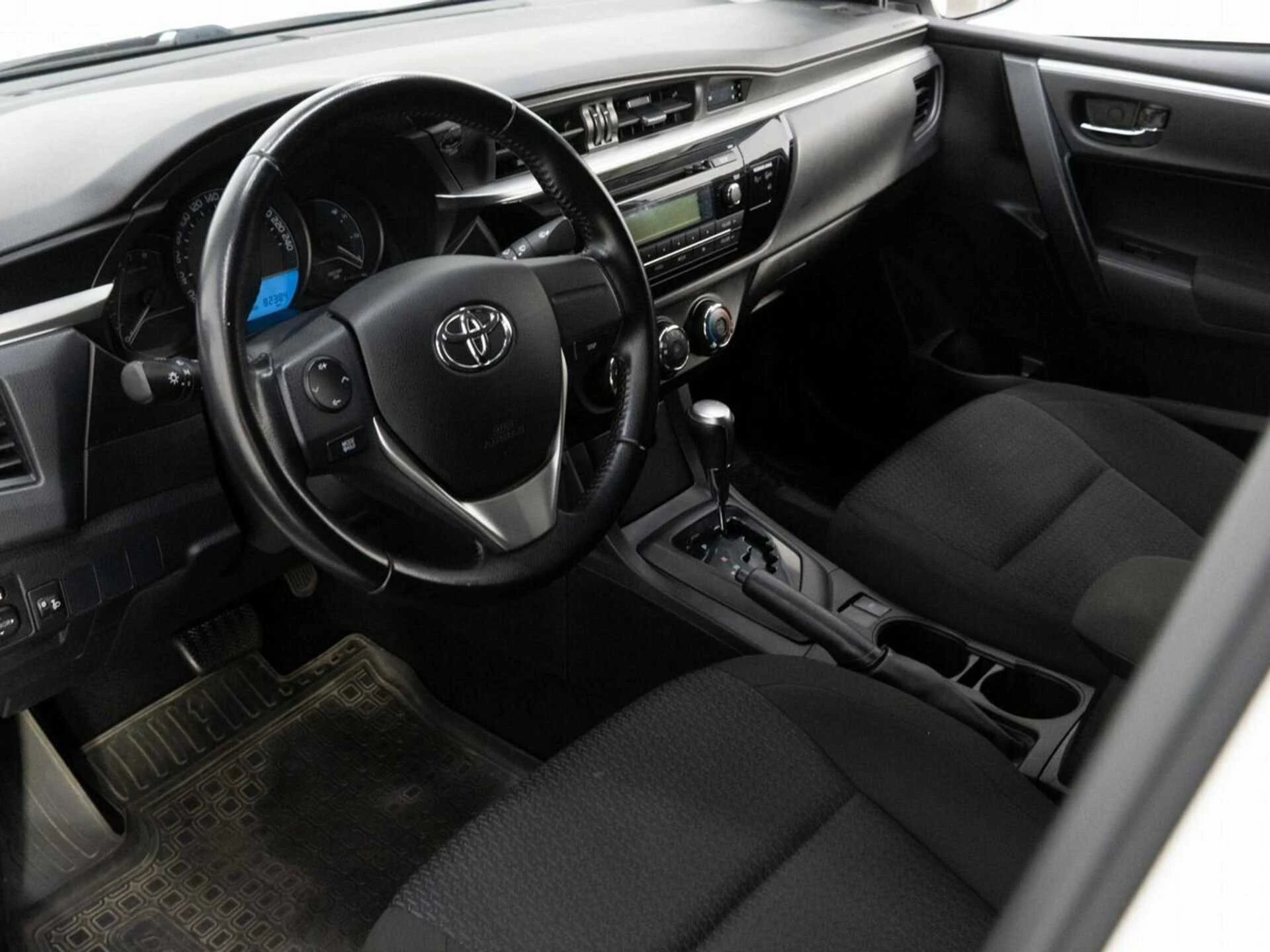 TOYOTA COROLLA, Белый, 2015, Вариатор, 122 л.с., цена от 937 600 руб.