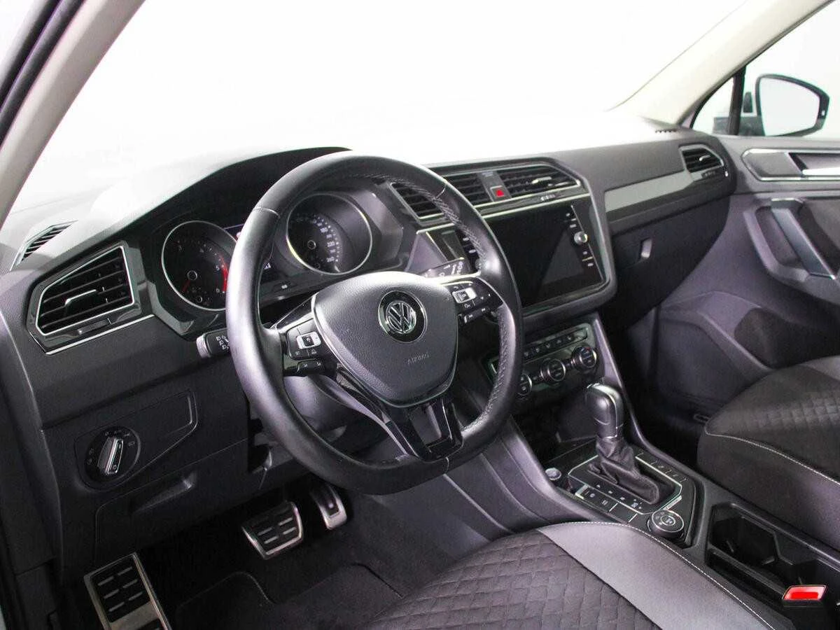 VOLKSWAGEN TIGUAN, Белый, 2018, Робот, 150 л.с., цена от 1 939 200 руб.