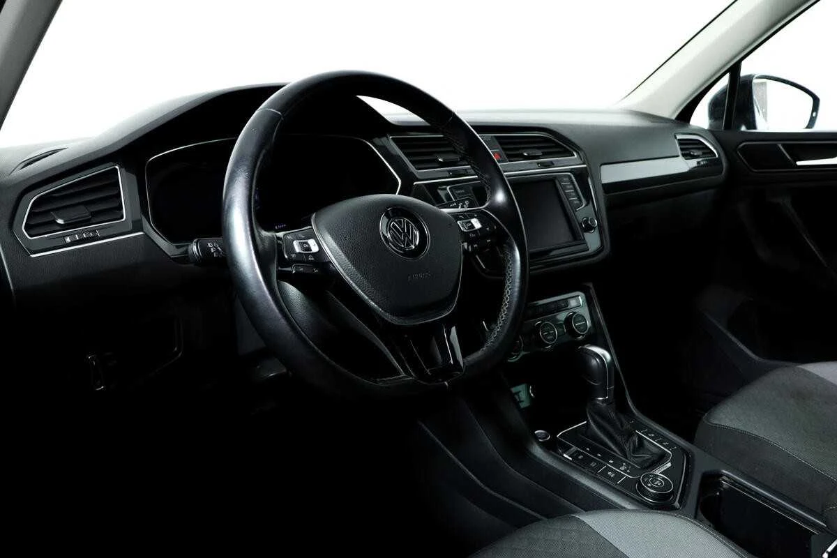 VOLKSWAGEN TIGUAN, Черный, 2017, Робот, 150 л.с., цена от 1 632 000 руб.