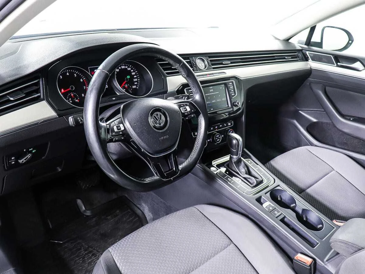 VOLKSWAGEN PASSAT, Белый, 2017, Робот, 150 л.с., цена от 1 129 600 руб.