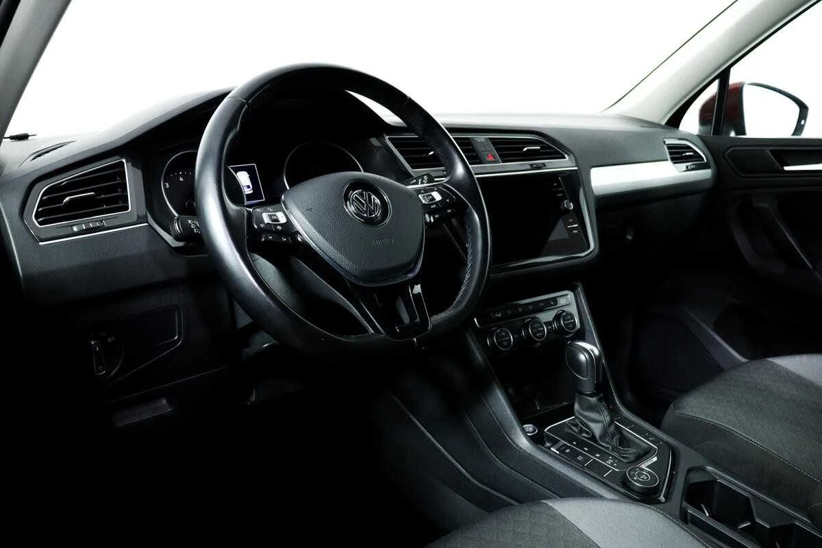 VOLKSWAGEN TIGUAN, Красный, 2020, Робот, 150 л.с., цена от 1 648 000 руб.