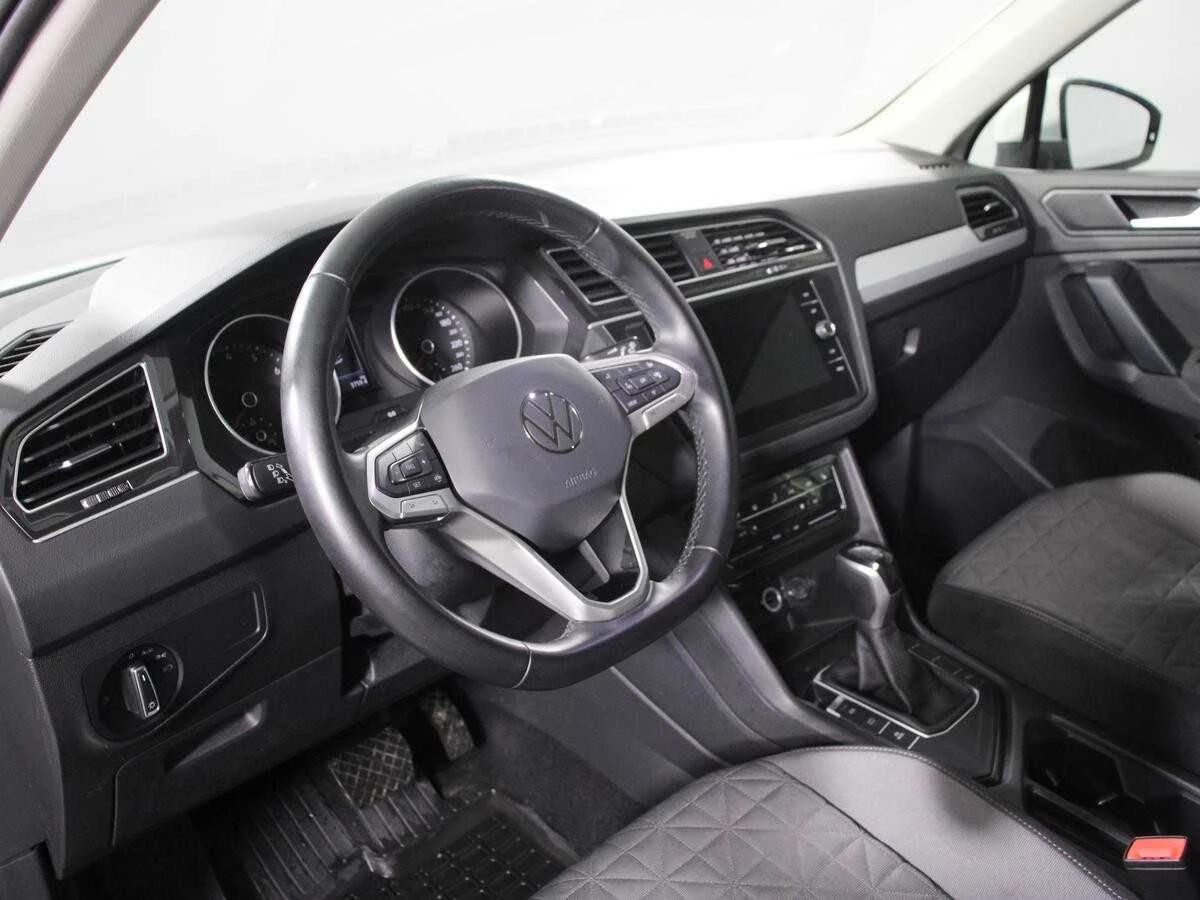 VOLKSWAGEN TIGUAN, Белый, 2021, Робот, 150 л.с., цена от 1 554 400 руб.