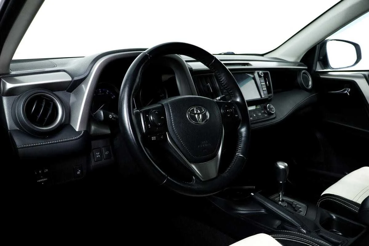 TOYOTA RAV4, Белый, 2018, Вариатор, 146 л.с., цена от 1 800 000 руб.