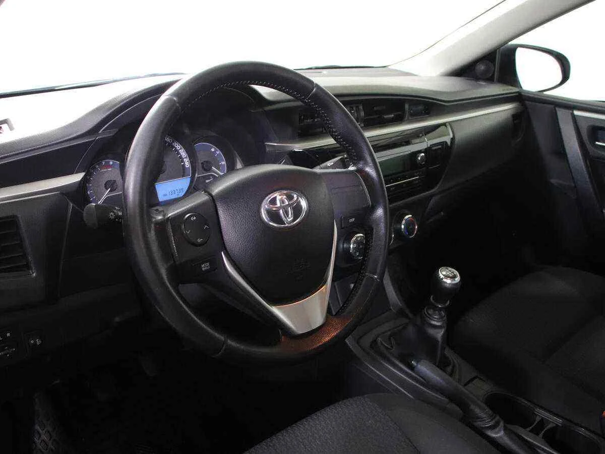 Toyota Corolla, Белый, 2014, Механическая, 122 л.с., цена от 679 000 руб.