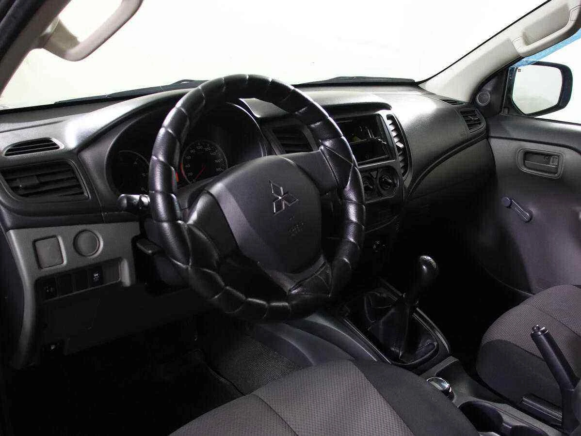 Mitsubishi L200, Серый, 2015, Механическая, 154 л.с., цена от 1 345 000 руб.