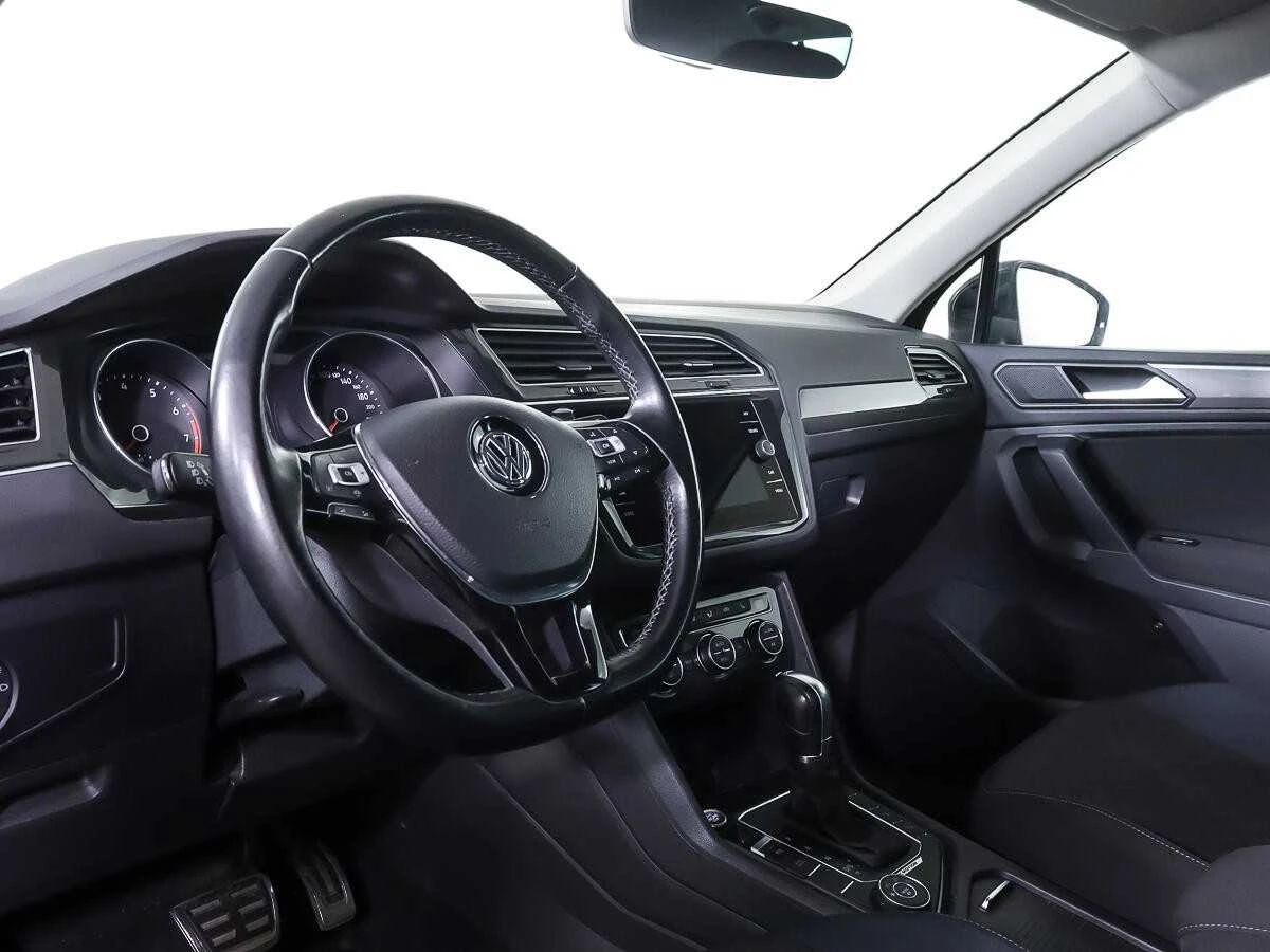 VOLKSWAGEN TIGUAN, Красный, 2019, Робот, 150 л.с., цена от 1 523 200 руб.