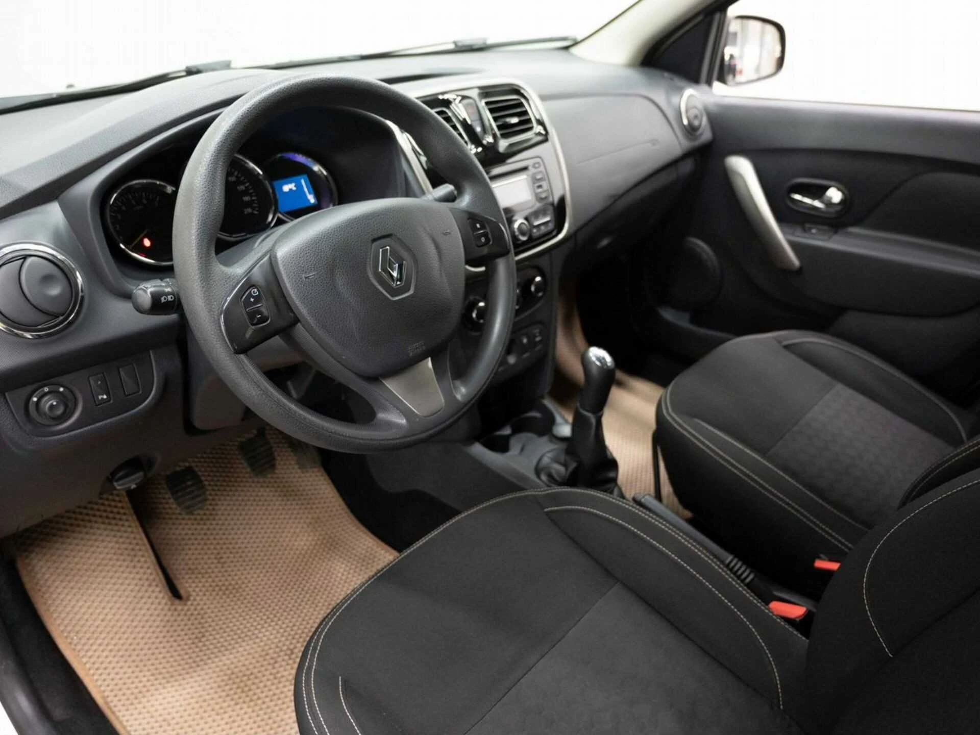 RENAULT LOGAN, Бежевый, 2015, Механическая, 82 л.с., цена от 504 000 руб.