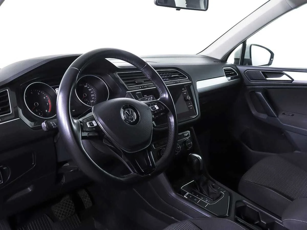 VOLKSWAGEN TIGUAN, Белый, 2020, Робот, 150 л.с., цена от 1 452 800 руб.