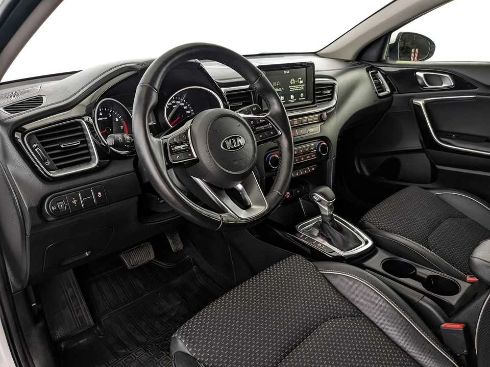 KIA CEED, Белый, 2018, Робот, 140 л.с., цена от 1 136 000 руб.