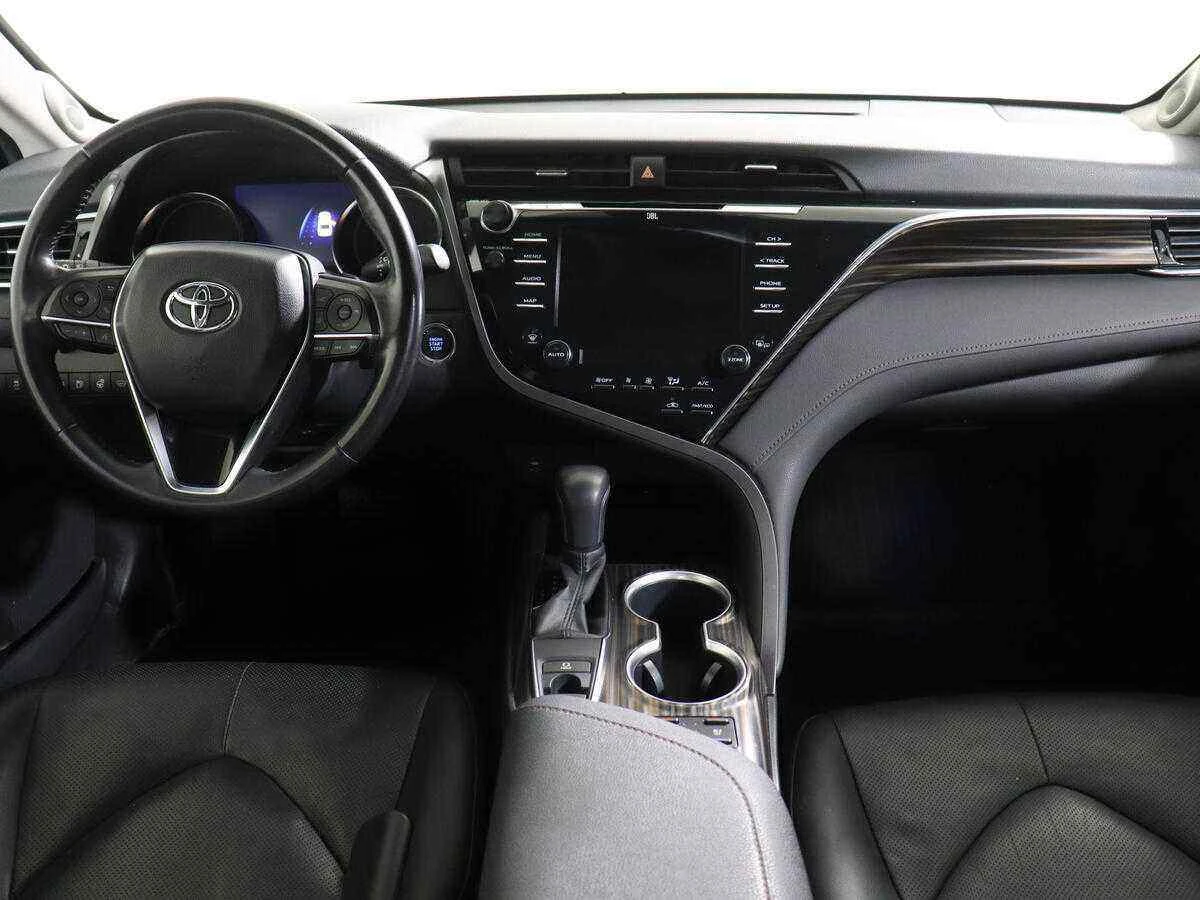Toyota Camry, Белый, 2018, Автоматическая, 249 л.с., цена от 2 250 000 руб.