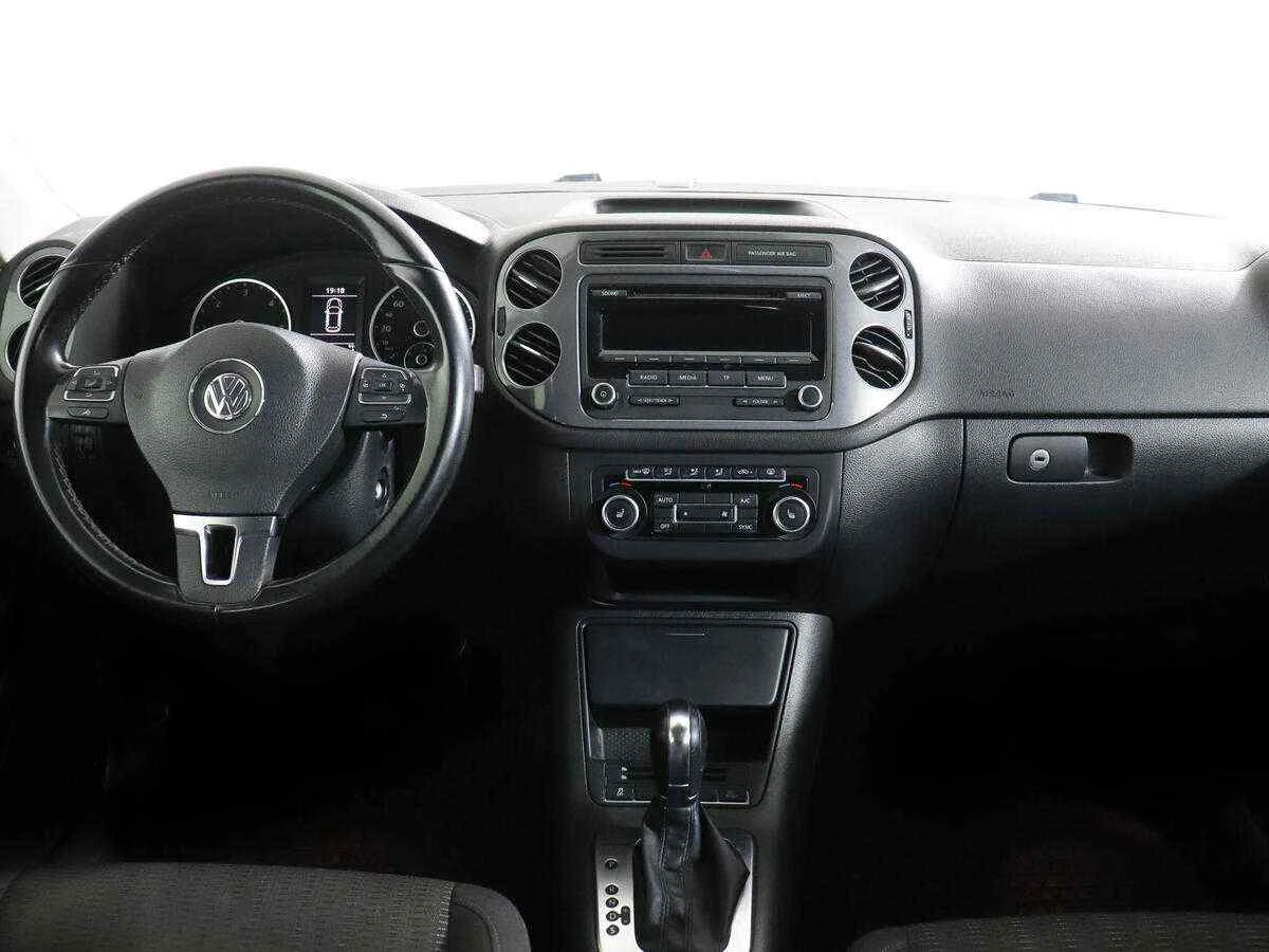 Volkswagen Tiguan, Серебряный, 2011, Робот, 170 л.с., цена от 596 000 руб.