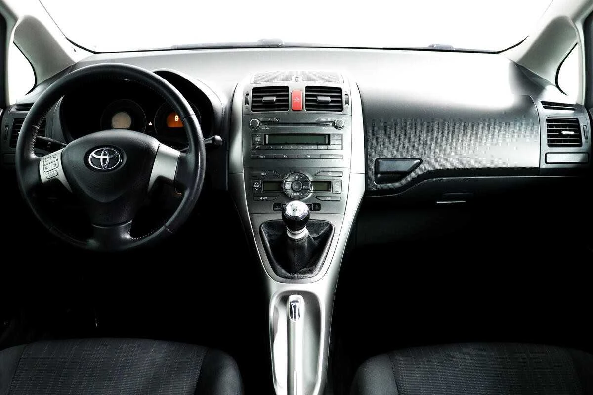 TOYOTA AURIS, Серебряный, 2009, Механическая, 90 л.с., цена от 552 000 руб.