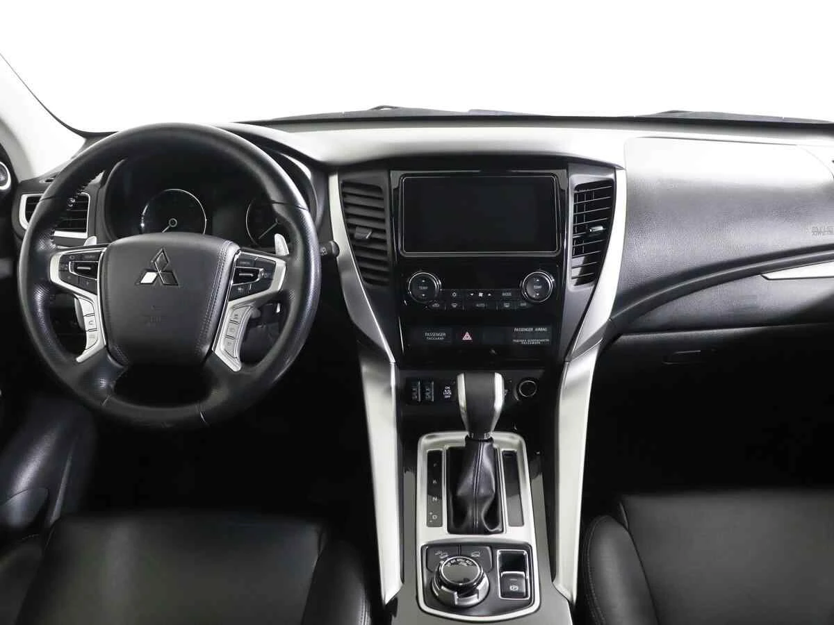 Mitsubishi Pajero Sport, Серебряный, 2017, Автоматическая, 181 л.с., цена от 2 399 000 руб.