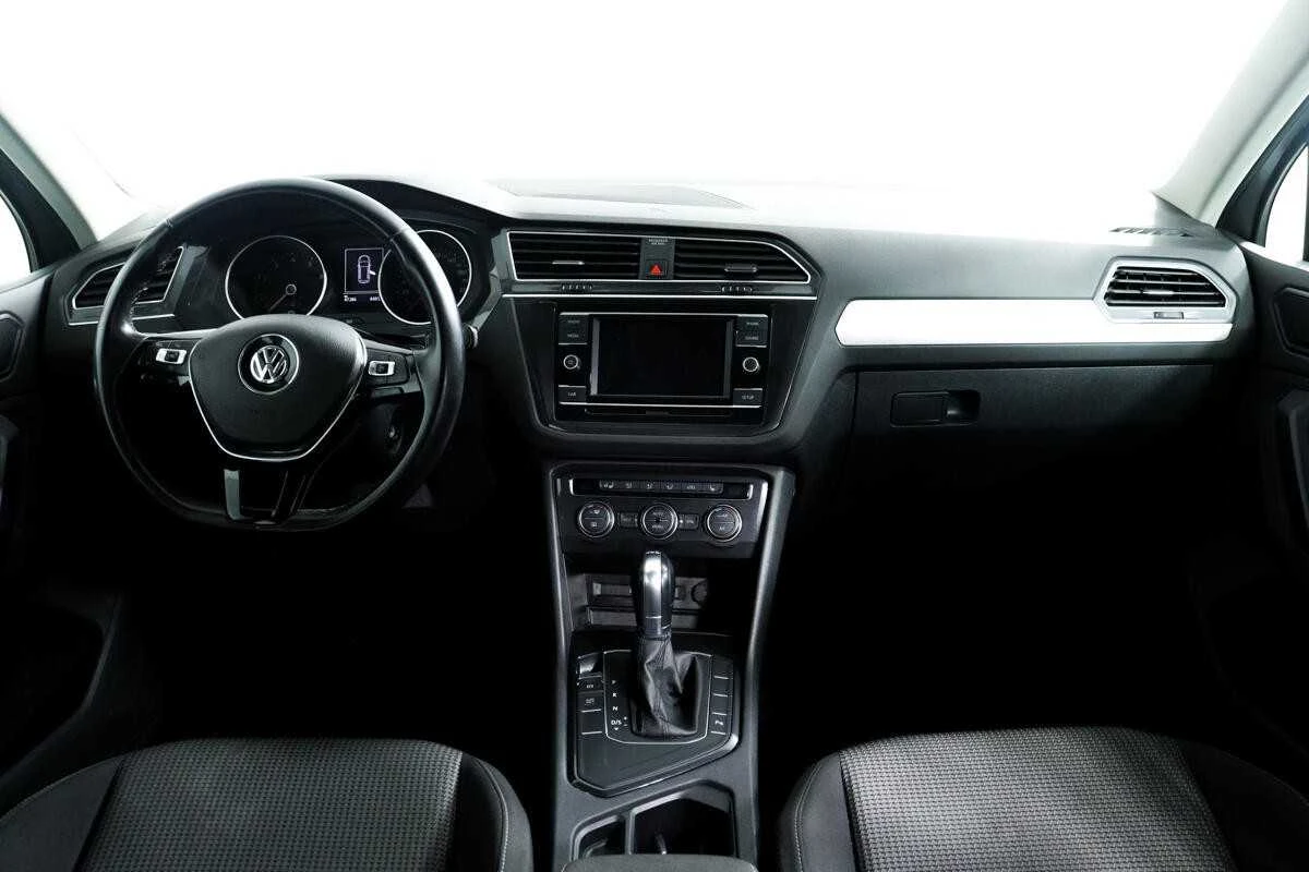 VOLKSWAGEN TIGUAN, Серебряный, 2018, Робот, 150 л.с., цена от 1 365 600 руб.