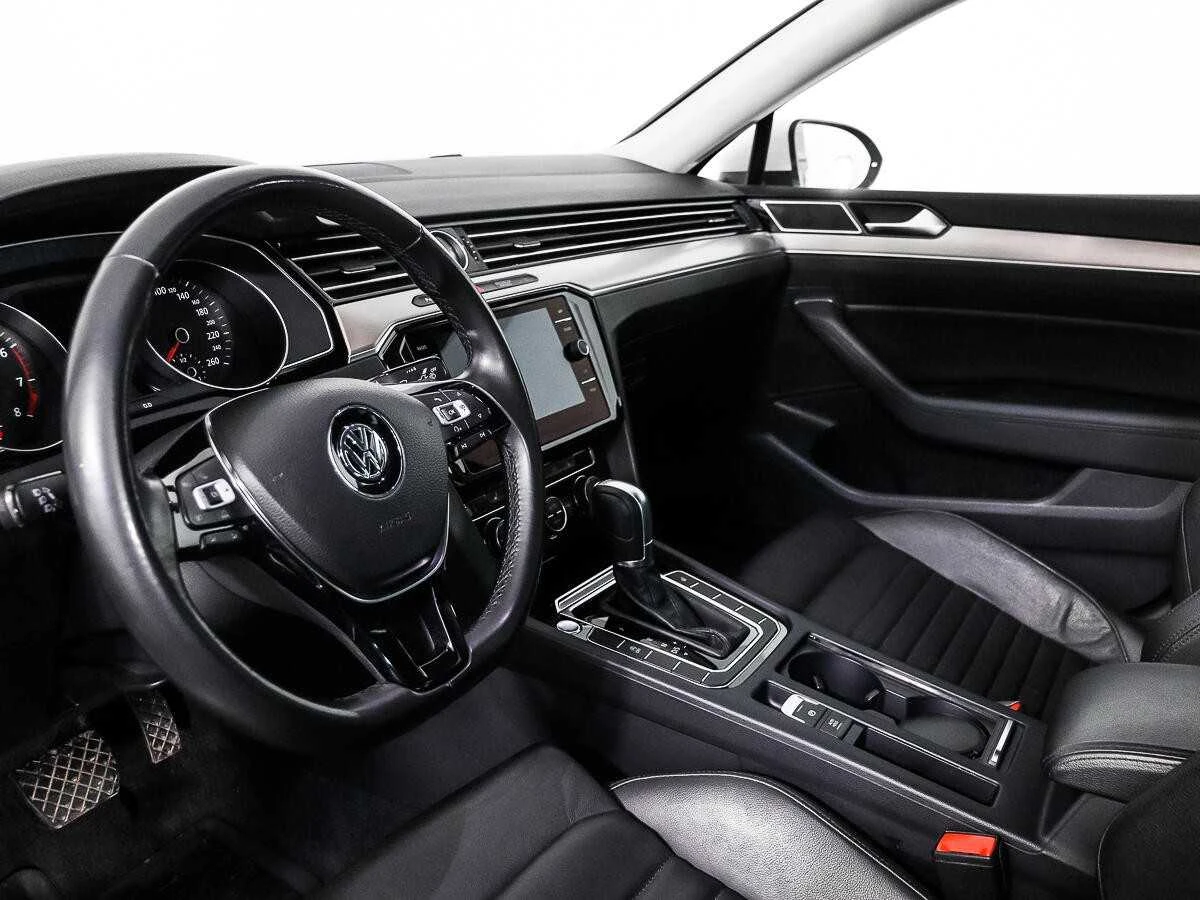VOLKSWAGEN PASSAT, Белый, 2018, Робот, 180 л.с., цена от 1 590 400 руб.