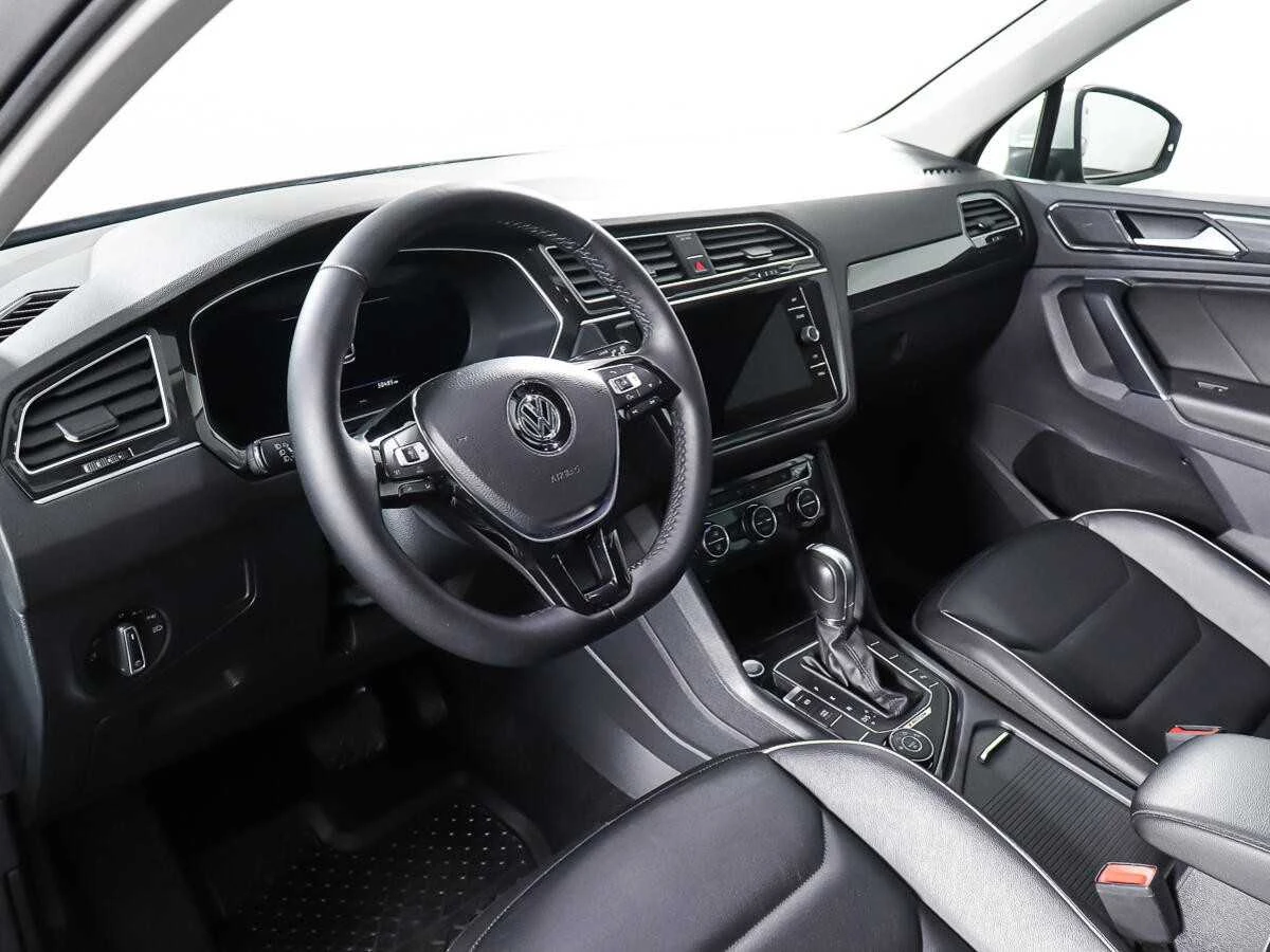 VOLKSWAGEN TIGUAN, Серебряный, 2018, Робот, 180 л.с., цена от 2 112 000 руб.