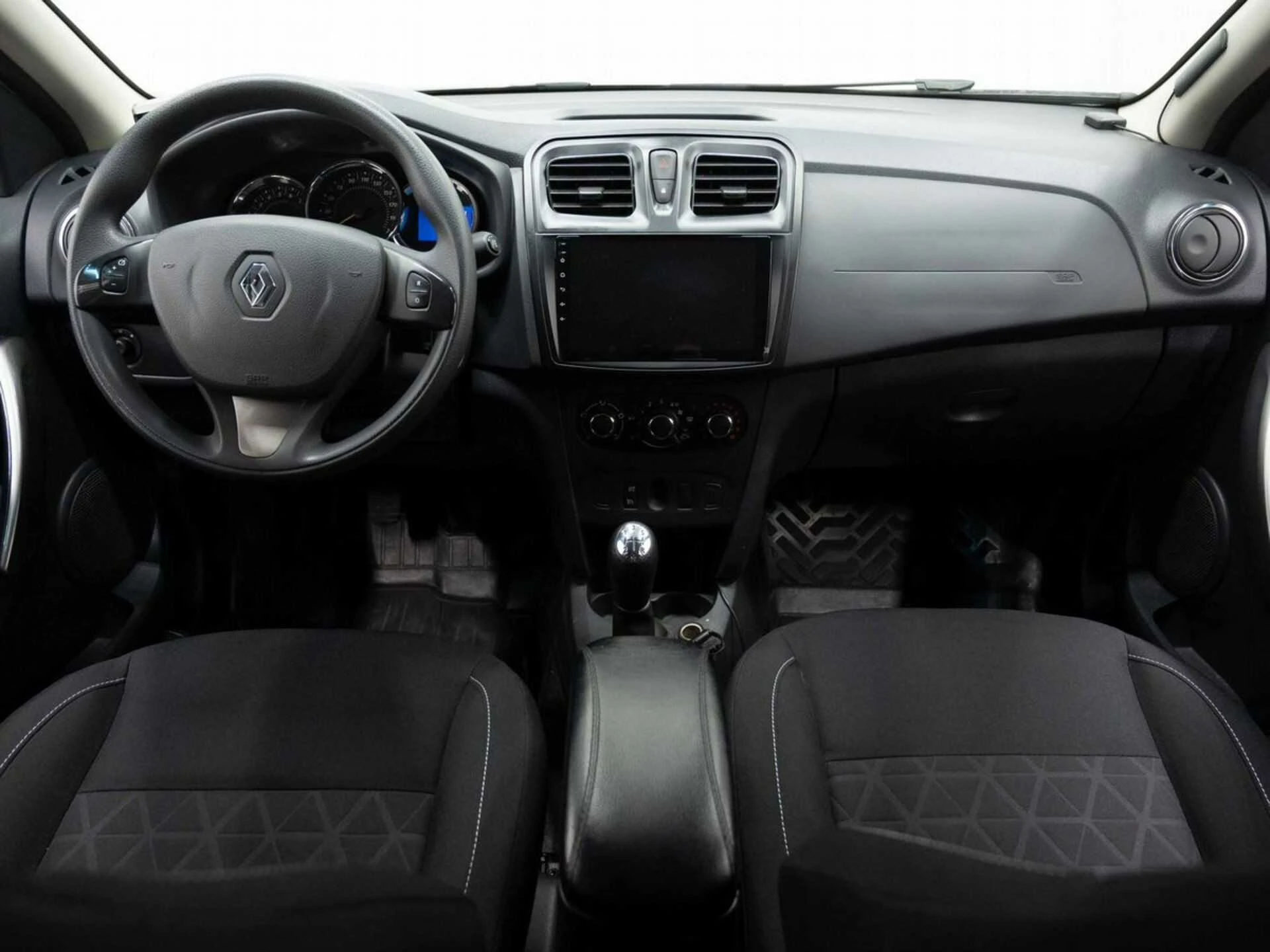 RENAULT SANDERO, Белый, 2016, Механическая, 82 л.с., цена от 832 000 руб.