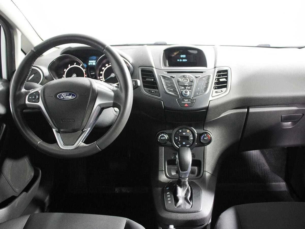 FORD FIESTA, Белый, 2015, Робот, 105 л.с., цена от 600 000 руб.