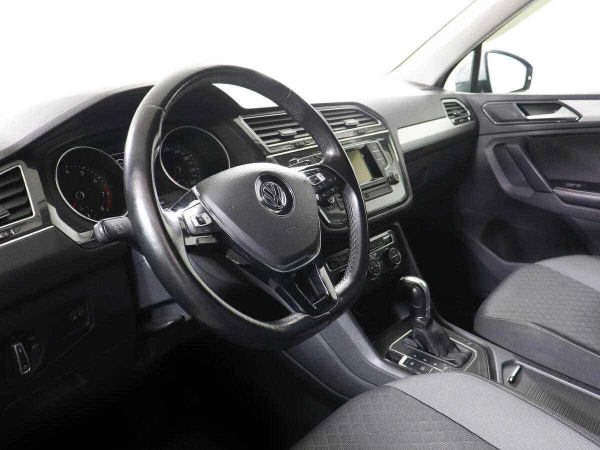 Volkswagen Tiguan, Серебряный, 2017, Робот, 125 л.с., цена от 1 171 000 руб.