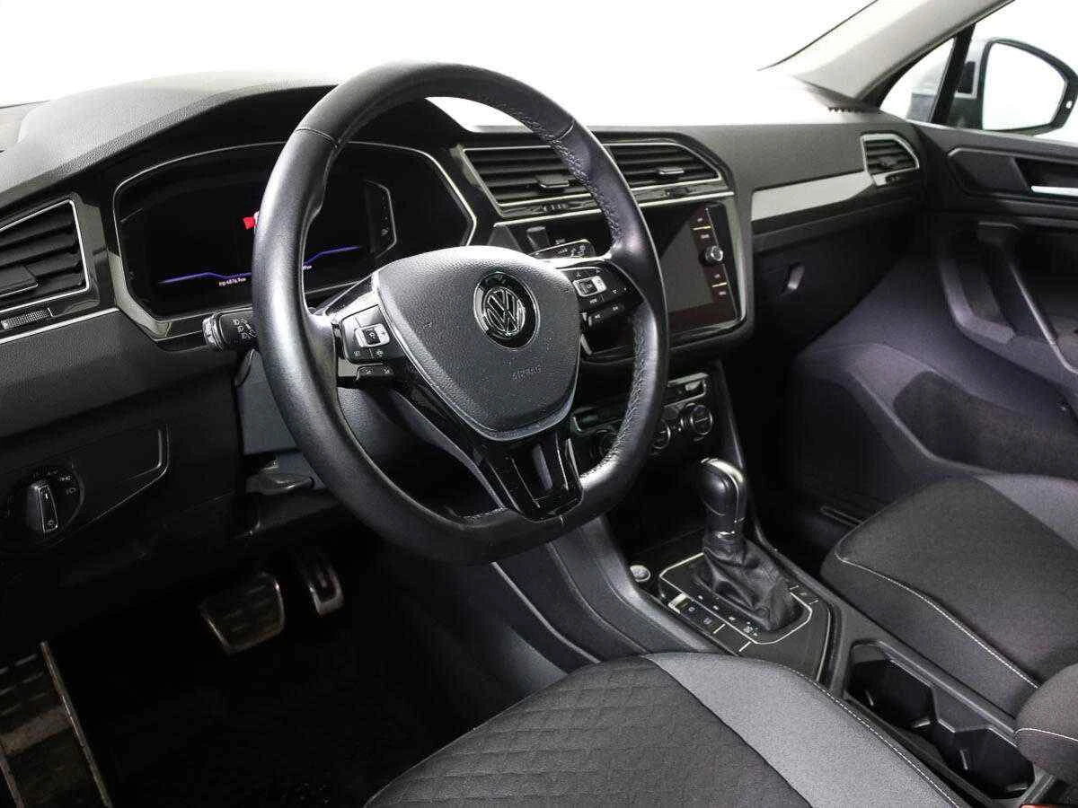 Volkswagen Tiguan, Серебряный, 2018, Робот, 150 л.с., цена от 1 453 000 руб.