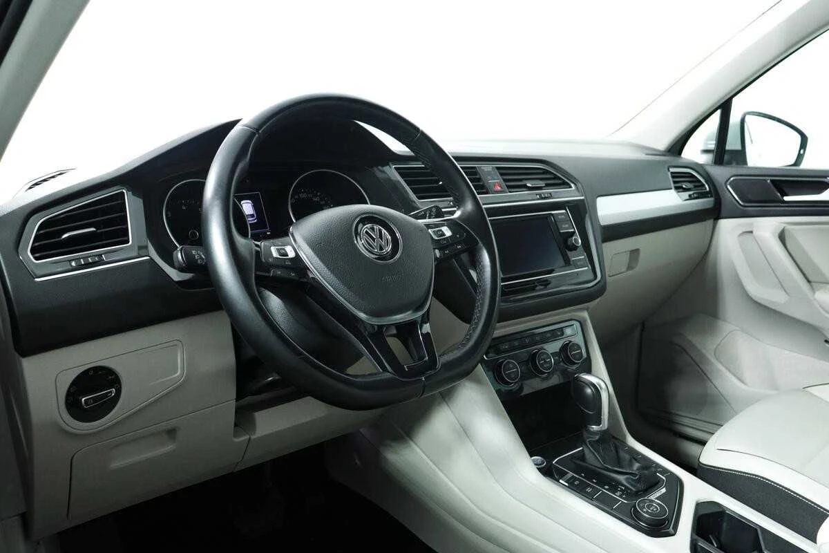 VOLKSWAGEN TIGUAN, Серебряный, 2018, Робот, 150 л.с., цена от 1 574 400 руб.