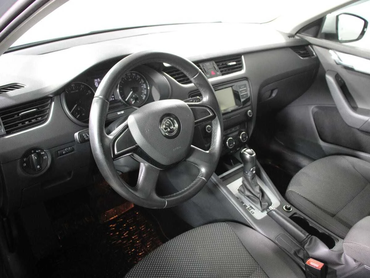 SKODA OCTAVIA, Серебряный, 2015, Робот, 140 л.с., цена от 870 400 руб.