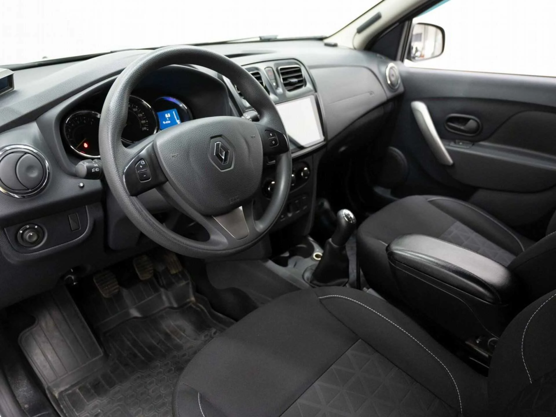 RENAULT SANDERO, Белый, 2016, Механическая, 82 л.с., цена от 832 000 руб.