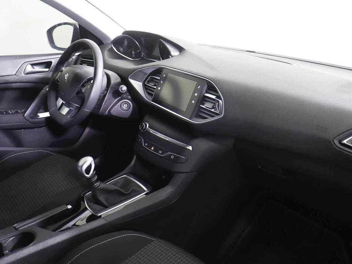 Peugeot 308, Голубой, 2018, Механическая, 131 л.с., цена от 615 000 руб.