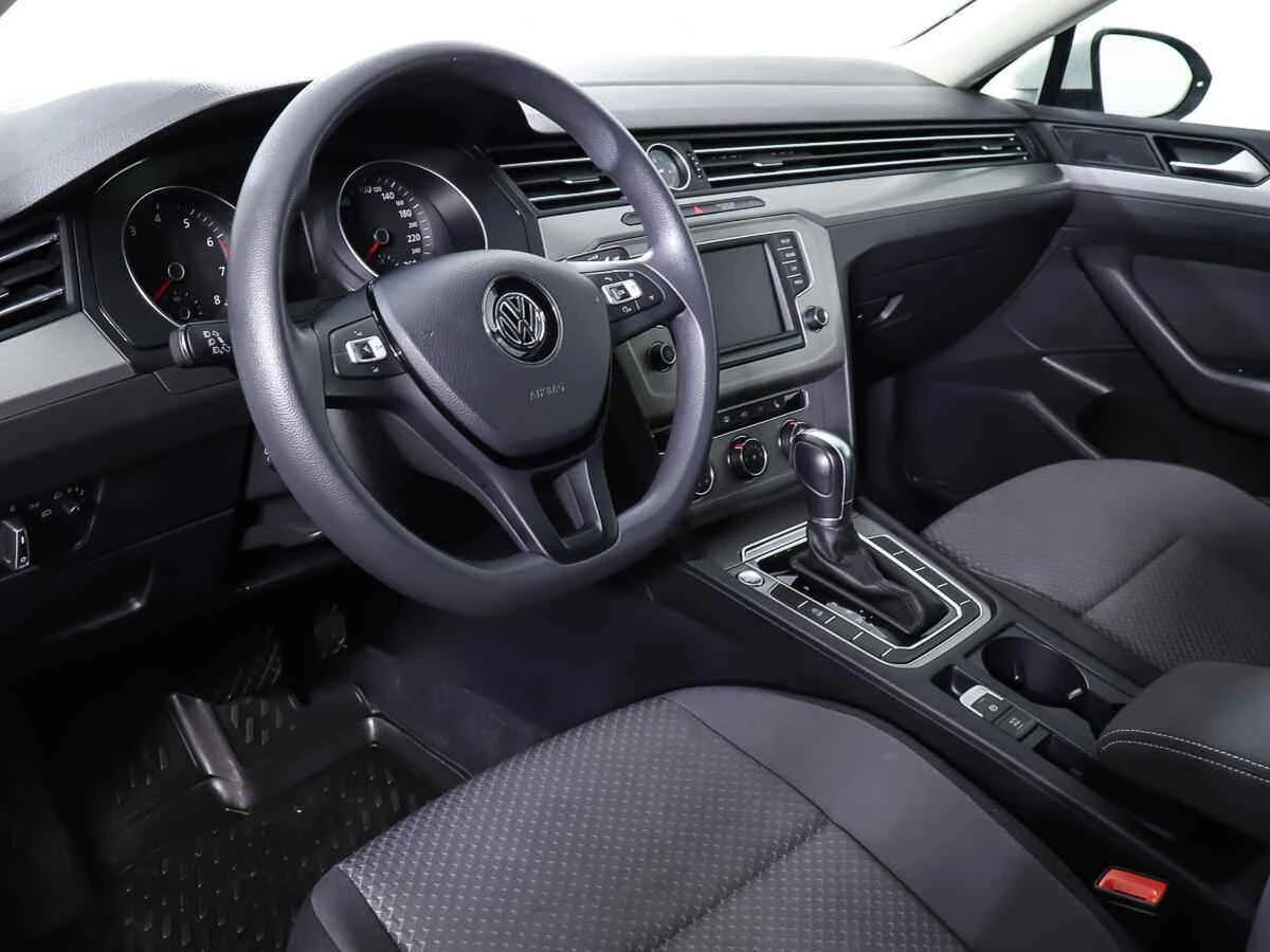 Volkswagen Passat, Белый, 2017, Робот, 150 л.с., цена от 1 215 000 руб.