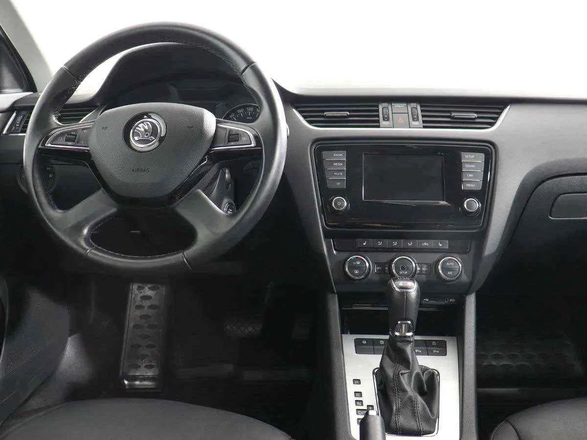 Skoda Octavia, Белый, 2015, Робот, 180 л.с., цена от 1 224 000 руб.